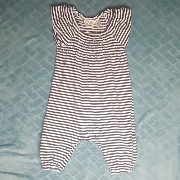 3/$30🌴Romper 12-18m - Picture 2 of 4